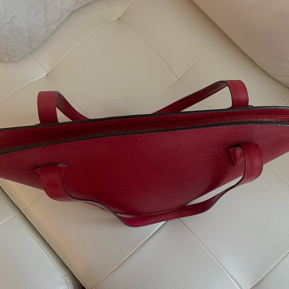 Rubis Epi Louis Vuitton St. Jacques single slit pocket zip closure at top. - Picture 7 of 7